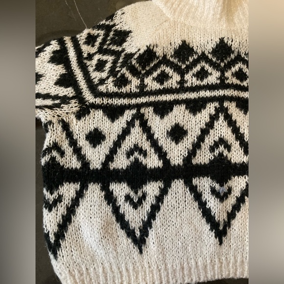 Hollister Women’s Black and White Fair Isle Knit Sweater Turtleneck Size Medium - Picture 8 of 15